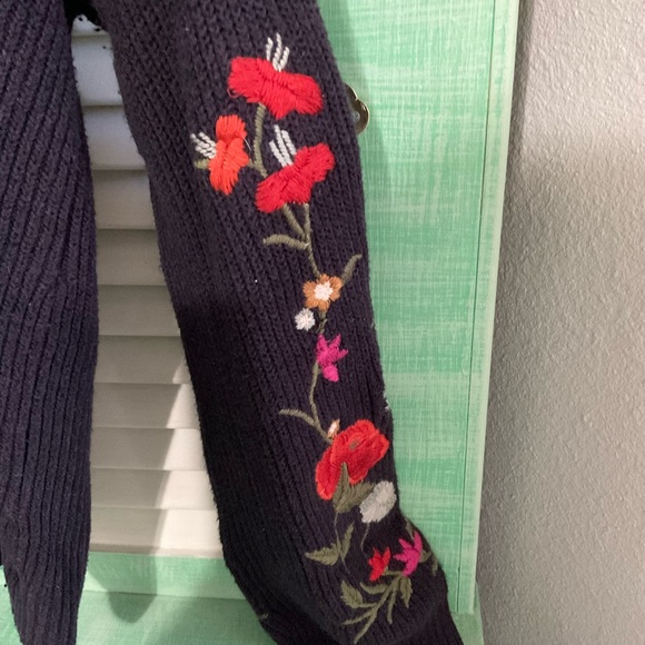 Embroidered American Eagle V-neck pullover - Picture 2 of 4